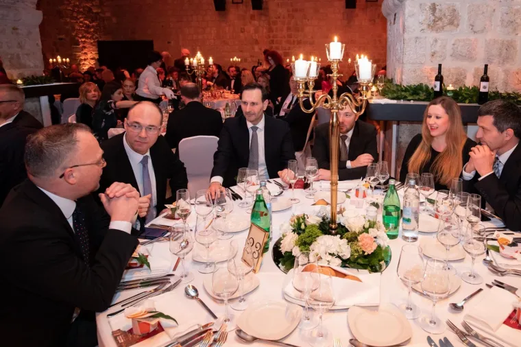 Plenković na svečanoj večeri u Dubrovniku: Iza njega sjedili Kovač, Bauk, Hasanbegović...