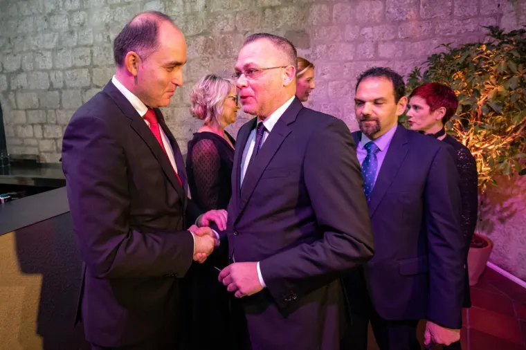 Plenković na svečanoj večeri u Dubrovniku: Iza njega sjedili Kovač, Bauk, Hasanbegović...