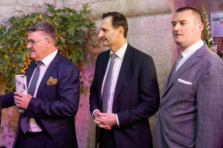 Plenković na svečanoj večeri u Dubrovniku: Iza njega sjedili Kovač, Bauk, Hasanbegović...