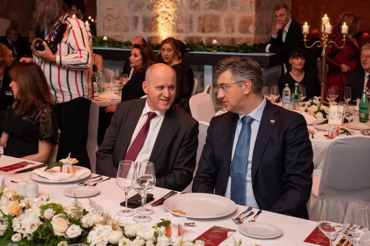 Plenković na svečanoj večeri u Dubrovniku: Iza njega sjedili Kovač, Bauk, Hasanbegović...
