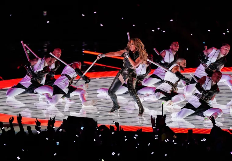 Jedan od najčitanijih britanskih tabloida The Sun pi&scaron;e kako je ovaj spektakl UŽIVO gledalo vi&scaron;e od 100 milijuna ljudi diljem svijeta.