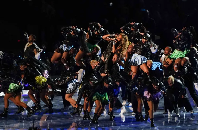 Lopez se, prenose Englezi, u performansu, odnosno u izvođenju njezine točke na poluvremenu, priključilo 100 plesača, a izvedba je progla&scaron;ena epskom.