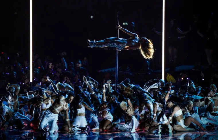 U jednom trenutku tijekom izvedbe popularne i lijepe američke pjevačke zvijezde, jedan od pjevača-plesača rukom je krenuo prema stražnjici J.Lo. Naravno, u svrhu koreografije, ali prizor su snimile kamere.