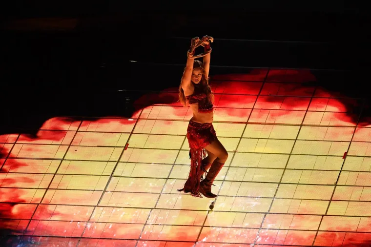 [FOTO] SHAKIRA SEKSI IZVEDBOM ZAPALILA PUBLIKU NA SUPER BOWLU: Svi živi upravo pričaju o njoj