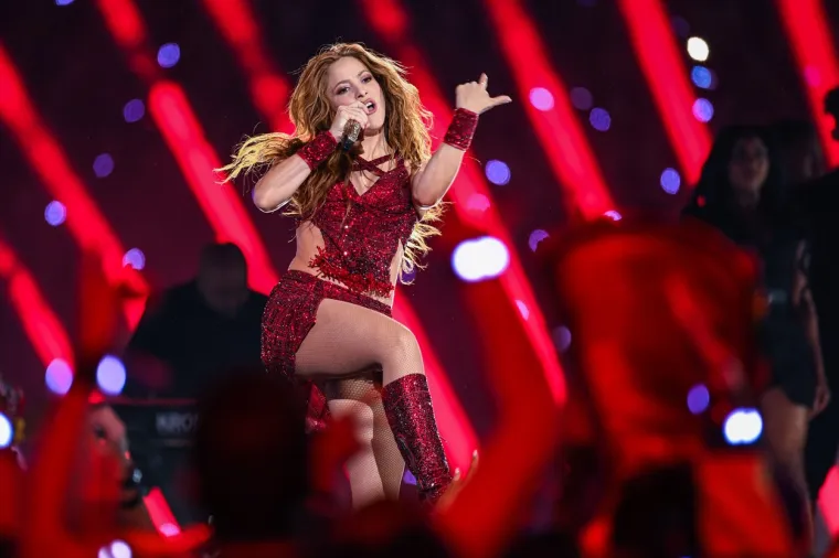 [FOTO] SHAKIRA SEKSI IZVEDBOM ZAPALILA PUBLIKU NA SUPER BOWLU: Svi živi upravo pričaju o njoj
