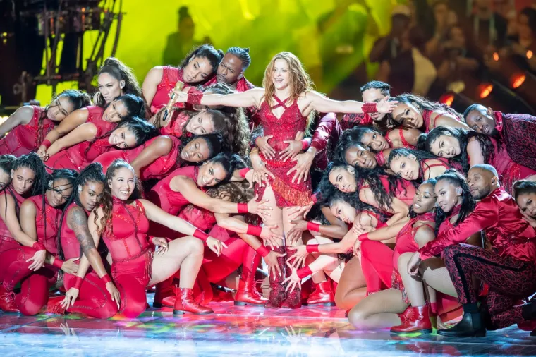 [FOTO] SHAKIRA SEKSI IZVEDBOM ZAPALILA PUBLIKU NA SUPER BOWLU: Svi živi upravo pričaju o njoj