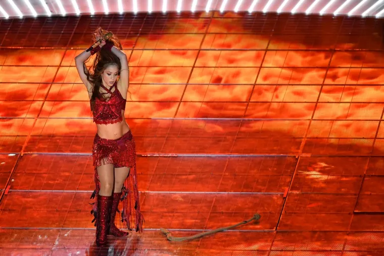 [FOTO] SHAKIRA SEKSI IZVEDBOM ZAPALILA PUBLIKU NA SUPER BOWLU: Svi živi upravo pričaju o njoj