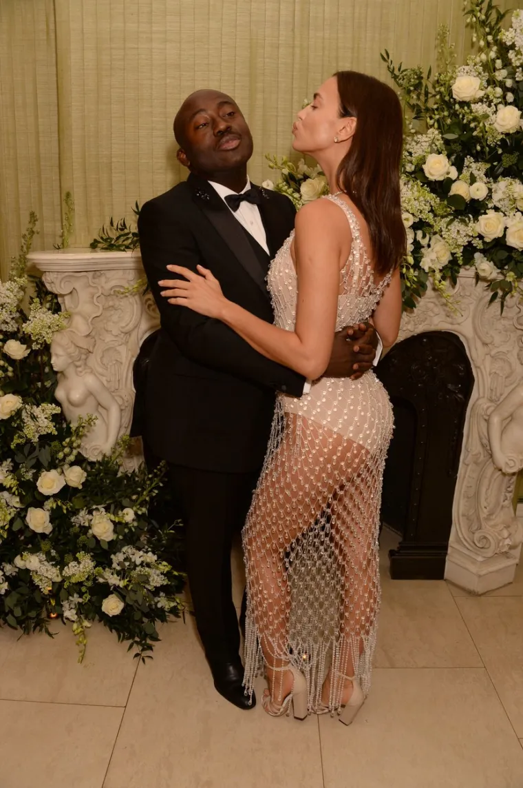OUTFIT KOJI JE SVE OSTAVIO BEZ TEKSTA: Irina Shayk je u oskudnoj kreaciji od dragulja izgledala kao milijun dolara
