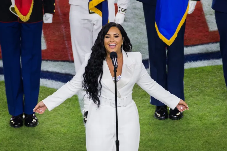 [FOTO] SVI SE U MIAMIJU PITAJU TKO JE ONA? Vruća plavu&scaron;a zasjenila sve na Super Bowlu; Pogledajte za&scaron;to svi ne di&scaron;u kad su one na terenu