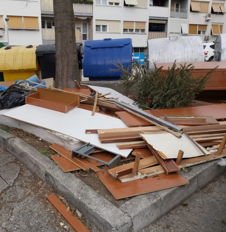 Grad Split, u kojem se sve više gradi turističko ugostiteljskih sadržaja, nema mjesto za
legalno deponiranje građevinskog otpada. Nakon što završi turistička sezona počinje preuređenje apartmana i stanova te Split postaje jedno
veliko gradilište.