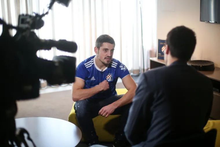 Druženje sportskog direktora Dinama, Zorana Mamića i kapetana momčadi Arijana Ademija s medijima. Ademi je u ponedjeljak potpisao novi ugovor, povodom čega je Dinamo pustio u prodaju ograničeno izdanje posebnog dresa.
Photo: Marin Tironi/PIXSELL