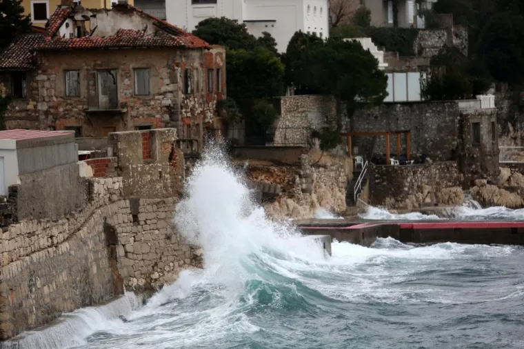 Nevrijeme poharalo Hrvatsku! Snažan pljusak iznenadio Zagrepčane, olujno jugo u Rijeci