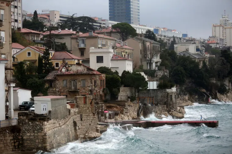 Nevrijeme poharalo Hrvatsku! Snažan pljusak iznenadio Zagrepčane, olujno jugo u Rijeci