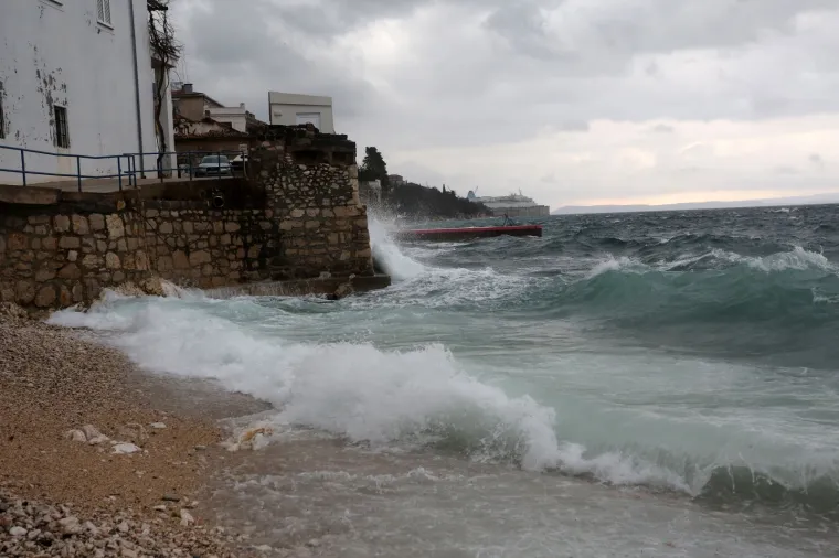 Nevrijeme poharalo Hrvatsku! Snažan pljusak iznenadio Zagrepčane, olujno jugo u Rijeci
