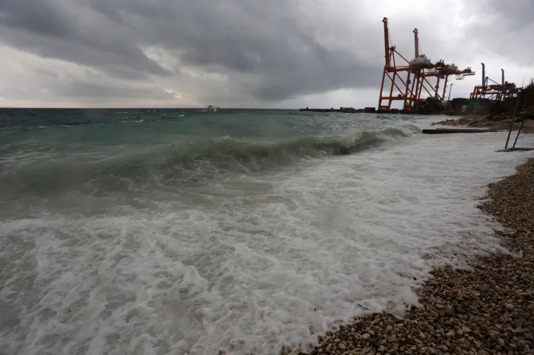 Nevrijeme poharalo Hrvatsku! Snažan pljusak iznenadio Zagrepčane, olujno jugo u Rijeci