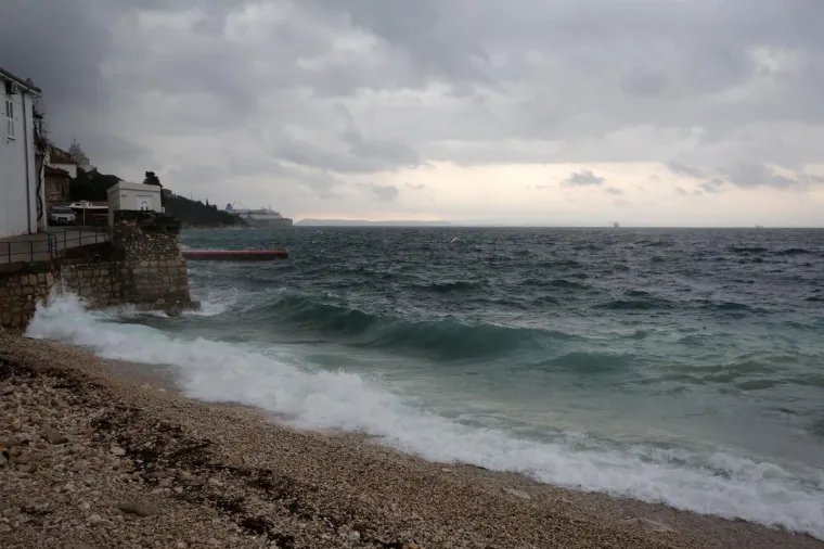 Nevrijeme poharalo Hrvatsku! Snažan pljusak iznenadio Zagrepčane, olujno jugo u Rijeci