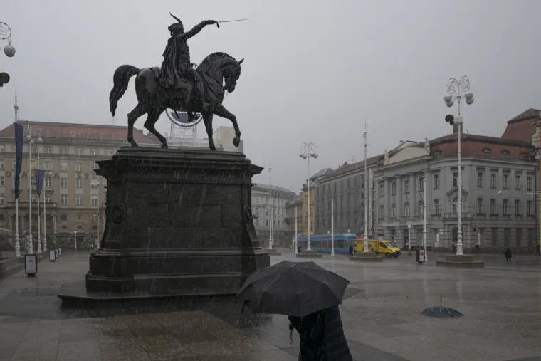 Nevrijeme poharalo Hrvatsku! Snažan pljusak iznenadio Zagrepčane, olujno jugo u Rijeci