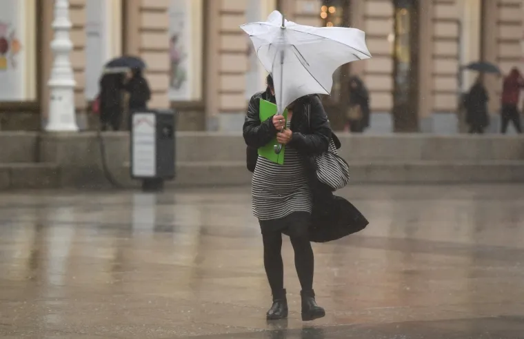 Nevrijeme poharalo Hrvatsku! Snažan pljusak iznenadio Zagrepčane, olujno jugo u Rijeci