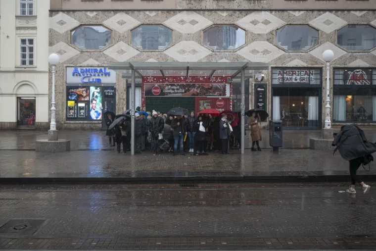 Nevrijeme poharalo Hrvatsku! Snažan pljusak iznenadio Zagrepčane, olujno jugo u Rijeci