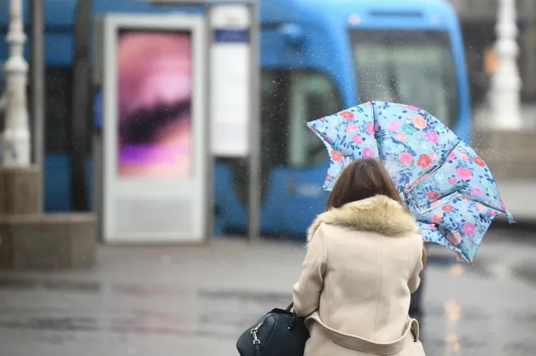 Nevrijeme poharalo Hrvatsku! Snažan pljusak iznenadio Zagrepčane, olujno jugo u Rijeci