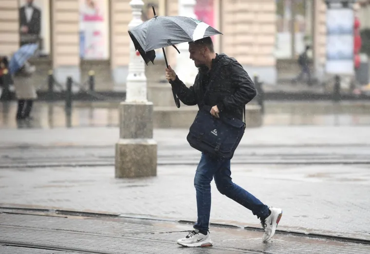 Nevrijeme poharalo Hrvatsku! Snažan pljusak iznenadio Zagrepčane, olujno jugo u Rijeci