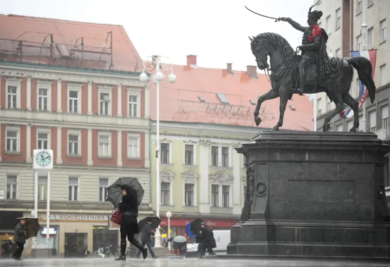 Nevrijeme poharalo Hrvatsku! Snažan pljusak iznenadio Zagrepčane, olujno jugo u Rijeci