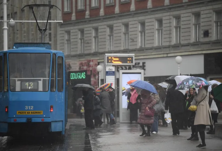 Nevrijeme poharalo Hrvatsku! Snažan pljusak iznenadio Zagrepčane, olujno jugo u Rijeci