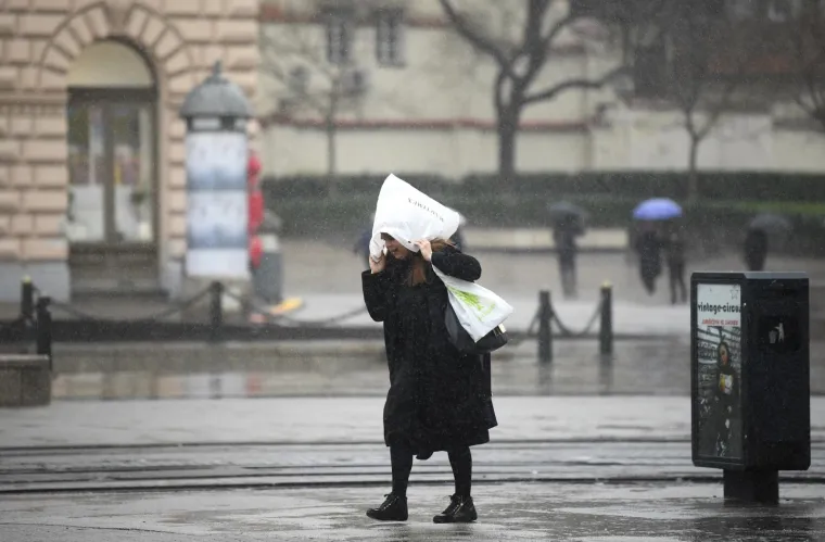 Nevrijeme poharalo Hrvatsku! Snažan pljusak iznenadio Zagrepčane, olujno jugo u Rijeci