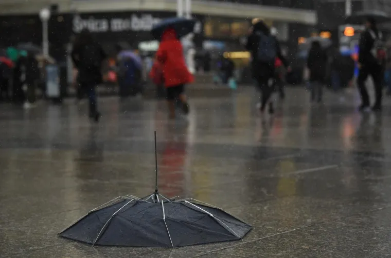 Nevrijeme poharalo Hrvatsku! Snažan pljusak iznenadio Zagrepčane, olujno jugo u Rijeci