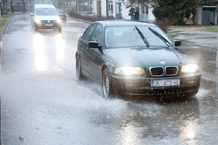Nevrijeme poharalo Hrvatsku! Snažan pljusak iznenadio Zagrepčane, olujno jugo u Rijeci