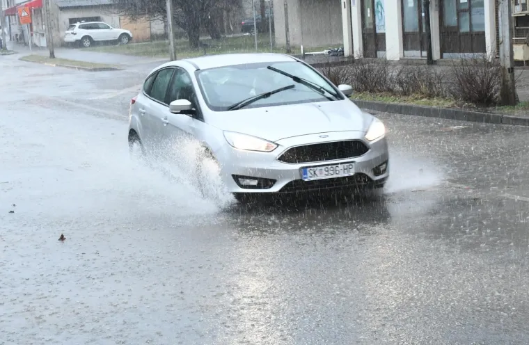 Nevrijeme poharalo Hrvatsku! Snažan pljusak iznenadio Zagrepčane, olujno jugo u Rijeci