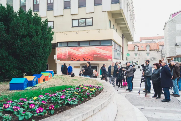 Splitsko kazali&scaron;te sagradilo neodoljivo POS naselje za mačke: 'Dom za mace s kazali&scaron;ne pjace'