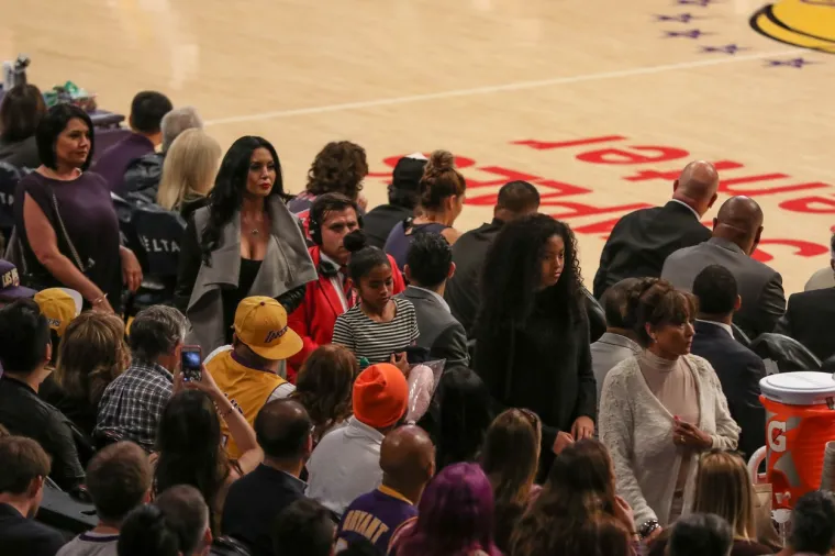 Bryant je već NBA zvijezda do trenutka kada je prvi put uočio prelijepu 17-godi&scaron;nju latinoamerikanku koja je nastupila u glazbenom spotu za rap grupu koju vodi Snoop Dogg Tha Eastsidaz. U Philadelphiji je, svom rodnom gradu, Kobe zavr&scaron;io izvanrednu ko&scaron;arka&scaron;ku srednjo&scaron;kolsku karijeru koja ga lansirala odmah u profesionalne vode, preko sveučili&scaron;ta i NCAA ko&scaron;arke. No, &scaron;to se tiče njegovog privatnog života, Kobe je prije, kad je već bio dovoljno slavan, odveo teen zvijezdu Brandy na svoj maturalni ples.