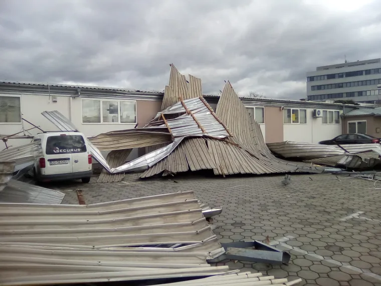 Vjetar ru&scaron;i sve pred sobom: U Zagrebu letio limeni krov, u Osijeku pala fasada sa zgrade