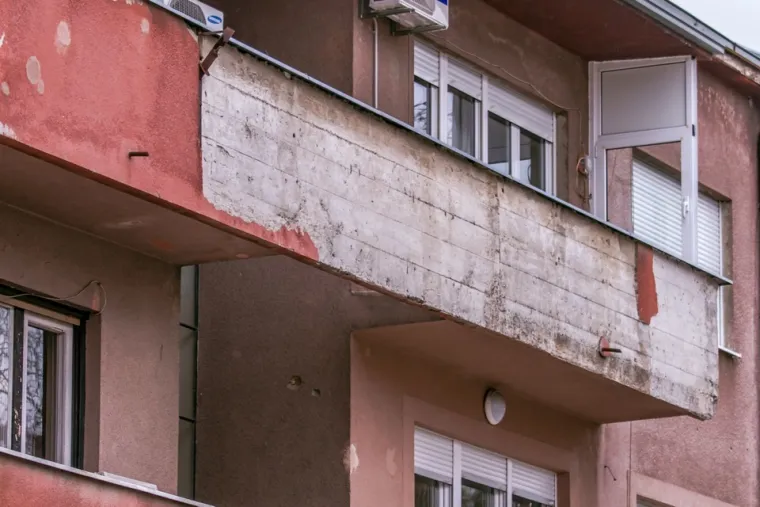 Vjetar ru&scaron;i sve pred sobom: U Zagrebu letio limeni krov, u Osijeku pala fasada sa zgrade