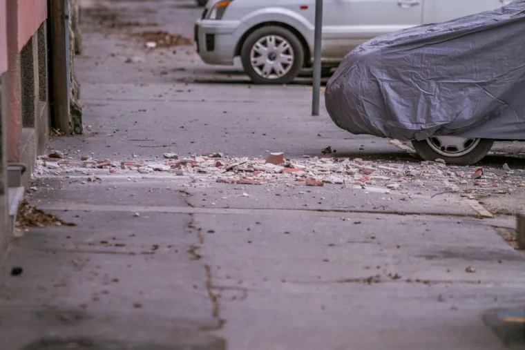 Vjetar ru&scaron;i sve pred sobom: U Zagrebu letio limeni krov, u Osijeku pala fasada sa zgrade