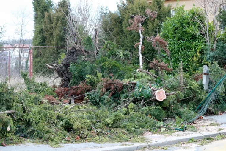 Vjetar ru&scaron;i sve pred sobom: U Zagrebu letio limeni krov, u Osijeku pala fasada sa zgrade