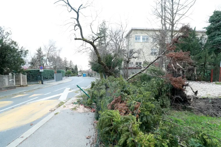 Vjetar ru&scaron;i sve pred sobom: U Zagrebu letio limeni krov, u Osijeku pala fasada sa zgrade
