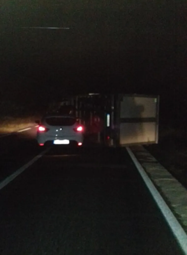 Kaos na cestama! Prevrnulo se nekoliko kamiona. Autobusi i teretna vozila ne mogu do Dalmacije