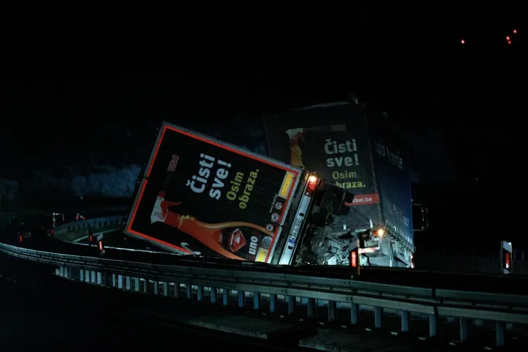 Kaos na cestama! Prevrnulo se nekoliko kamiona. Autobusi i teretna vozila ne mogu do Dalmacije