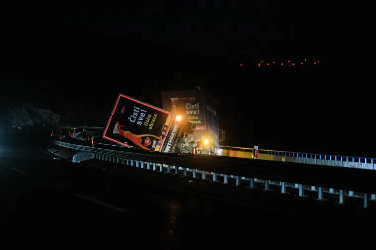 Kaos na cestama! Prevrnulo se nekoliko kamiona. Autobusi i teretna vozila ne mogu do Dalmacije