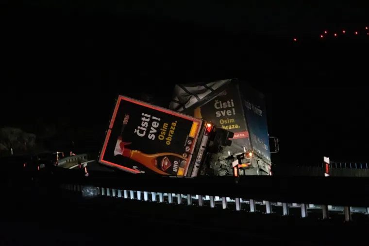 Kaos na cestama! Prevrnulo se nekoliko kamiona. Autobusi i teretna vozila ne mogu do Dalmacije