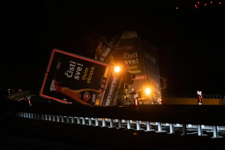 Kaos na cestama! Prevrnulo se nekoliko kamiona. Autobusi i teretna vozila ne mogu do Dalmacije