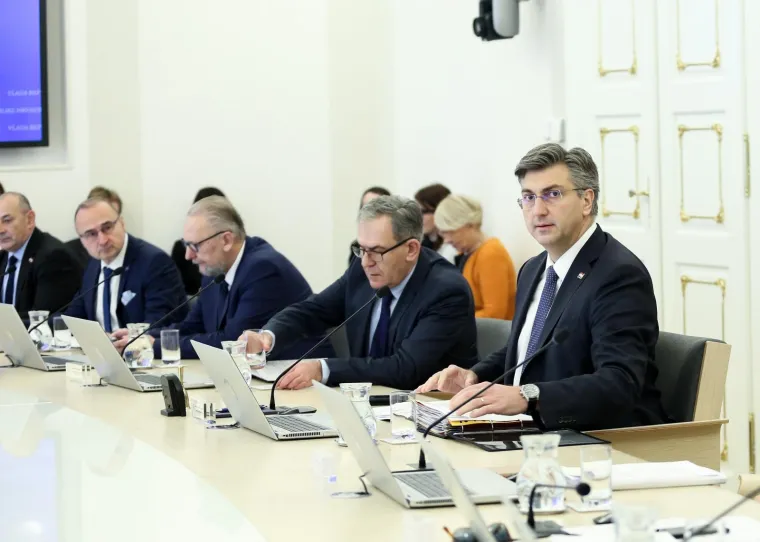 Prosječni Hrvat svaki mjesec u prosjeku sa strane uspije staviti 469 kuna. A koliko &scaron;tede oni koji vode državu - članovi Vlade?
Prema njihovim imovinskim karticama, neki uopće nemaju &scaron;tednju, neki su solidni, a ima i onih za koje bi se moglo reći da su "puni ko brod".
