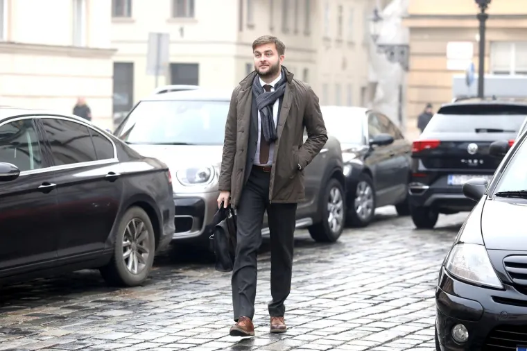 Ministar za&scaron;tite okoli&scaron;a i energetike Tomislav Ćorić nema &scaron;tednje, ali je u imovinskoj kartici prijavio &scaron;tednju supruge od 10.000 eura.
