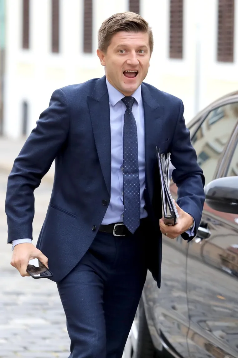 Dobro stoji i ministar financija Zdravko Marić koji ima 25.000 dolara osobne &scaron;tednje, 25.000 eura sa ženom i djecom te 250.000 kuna s djecom.