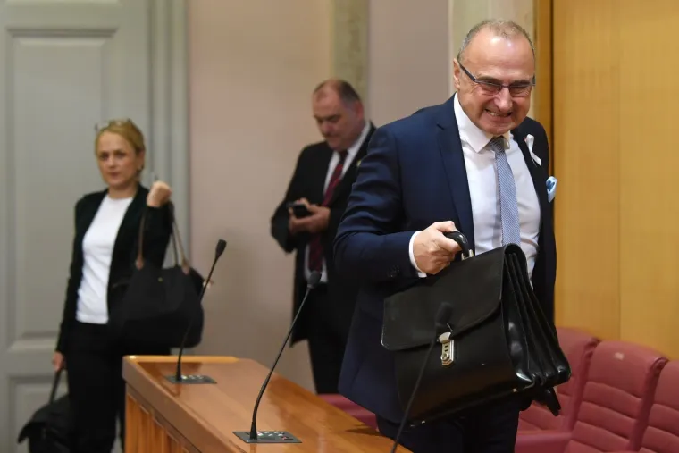 A uvjerljivo najveću &scaron;tednju ima ministar vanjskih i europskih poslova Gordan Grlić Radman - čak 1.152.000 eura. Zajedno sa suprugom i djetetom.