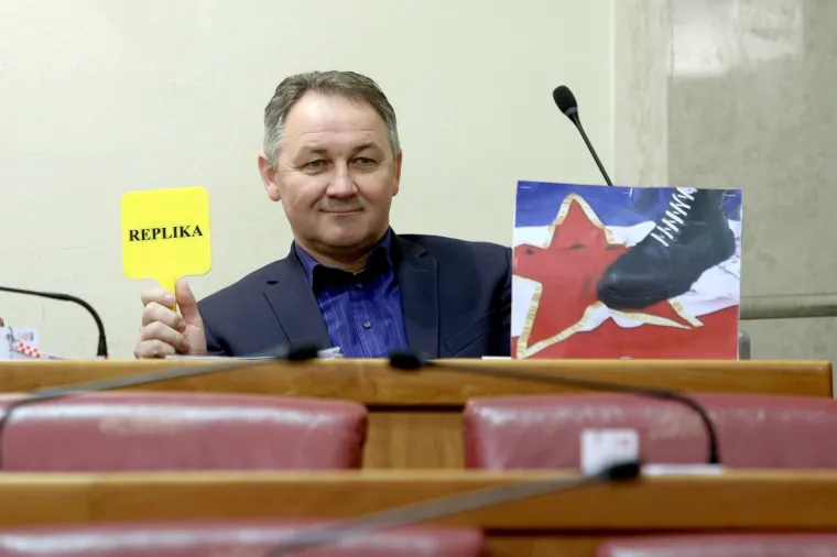 Stevo Culej s crvenom zvijezdom u Saboru