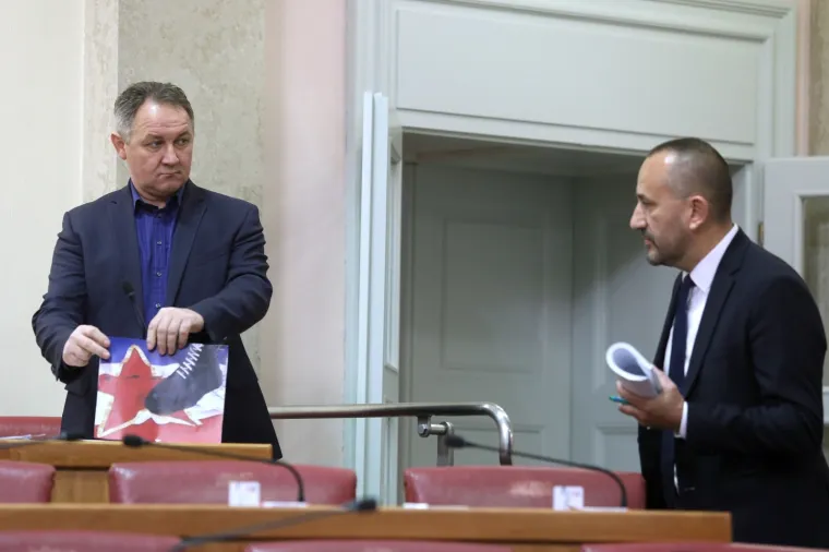 Stevo Culej s crvenom zvijezdom u Saboru