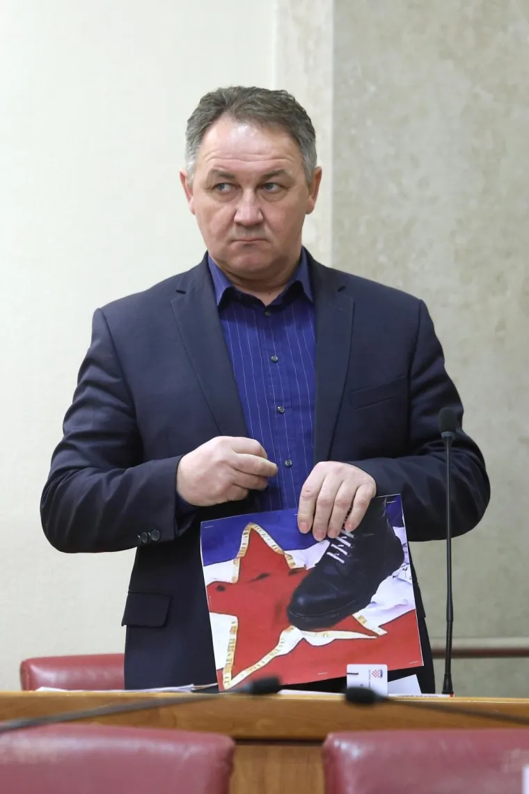 Stevo Culej s crvenom zvijezdom u Saboru